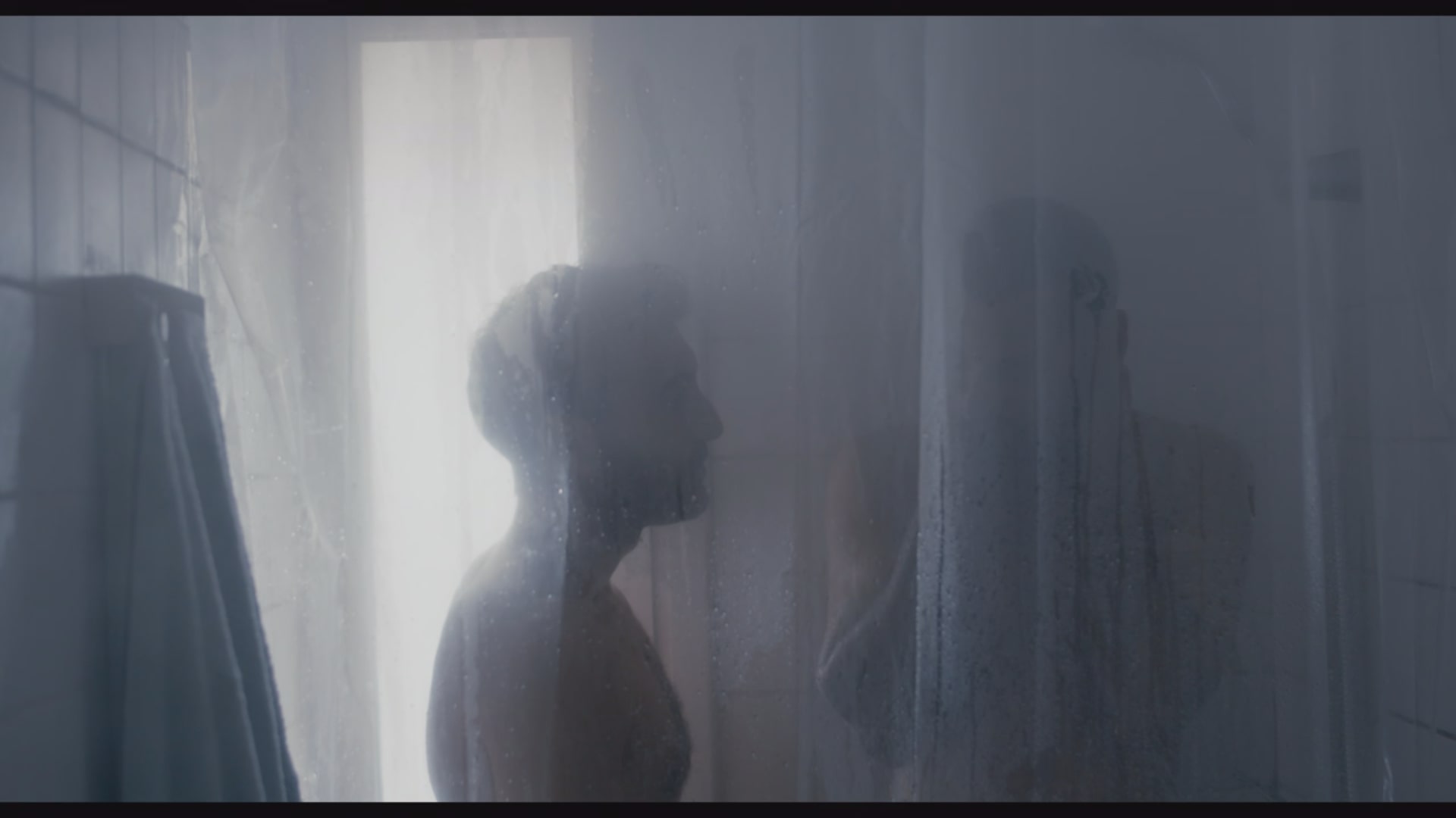 Un hombre se acerca a su amante masculino en la ducha, busca el perdón.